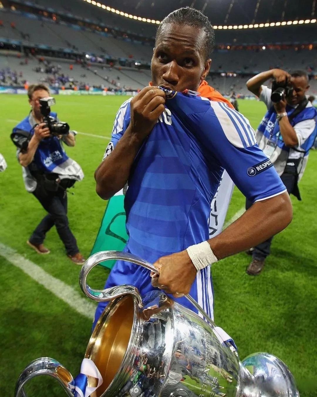 九游体育官方-德罗巴在曼联比赛中比赛局势复杂，险胜引发热议！赢得满堂喝彩的简单介绍