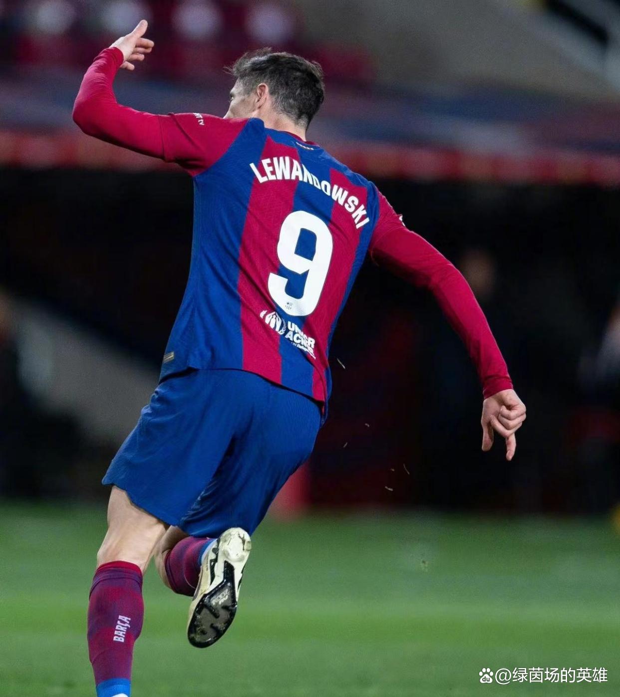 九游体育-赛前突围战来临，巴塞罗那围绕国王杯外线爆发，震撼外界，训练强度明显提升(西超杯皇家马德里对阵巴塞罗那)