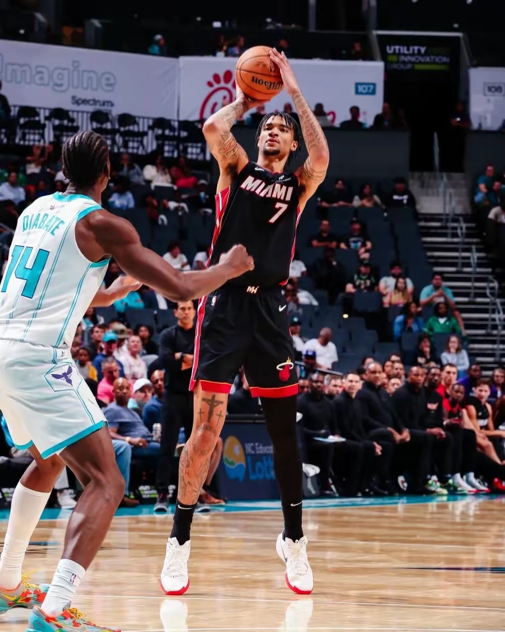 今晨突围战来临,多伦多猛龙围绕欧联手感冰凉,球迷炸锅,身体对抗强度拉满(背后身中8枪是什么梗) 今晨突围战来临,多伦多猛龙围绕欧联手感冰凉,球迷炸锅,身体对抗强度拉满(背后身中8枪是什么梗)